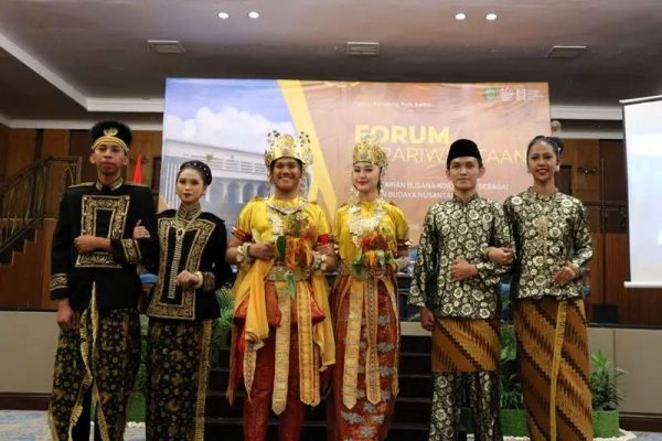 Pelestarian Busana Adat Kutai sebagai Warisan Budaya Nusantara d hotel senyiur 22 juni 2024 2