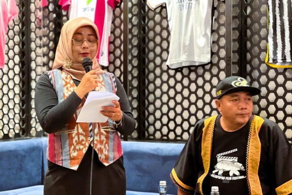 Kadispar memberikan Sarasehan Ekonomi Kreatif Kalimantan Timur Sub Sektor Musik dicafe 77 Samarinda 2