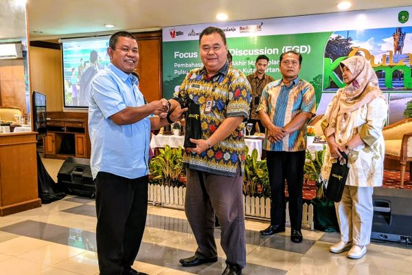 Focus Group Discussion Pembahasan Laporan Akhir Penyusunan Masterplan Daya Tarik Wisata Pulau Kumala Kabupaten Kutai Kartanegara bertempat di Hotel Grand Elty Singgasana Jumat 4 Oktober 2024 2