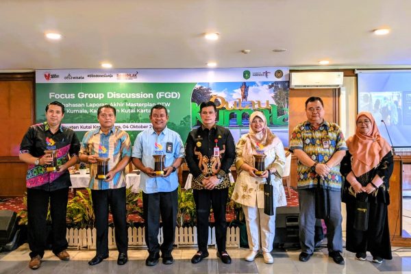 Focus Group Discussion Pembahasan Laporan Akhir Penyusunan Masterplan Daya Tarik Wisata Pulau Kumala Kabupaten Kutai Kartanegara bertempat di Hotel Grand Elty Singgasana Jumat 4 Oktober 2024