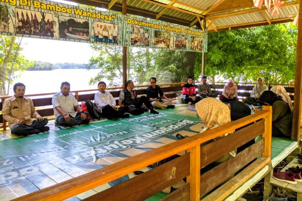 Observasi lapangan dengan melakukan kunjungan ke Desa Wisata Bamboe Wanadesa dan Wisata Meranti 13