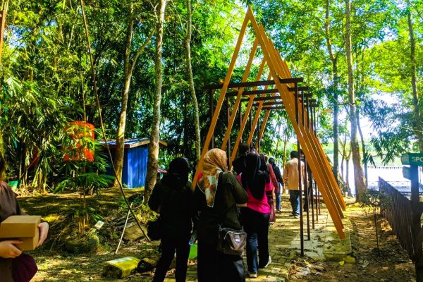 Observasi lapangan dengan melakukan kunjungan ke Desa Wisata Bamboe Wanadesa dan Wisata Meranti 18